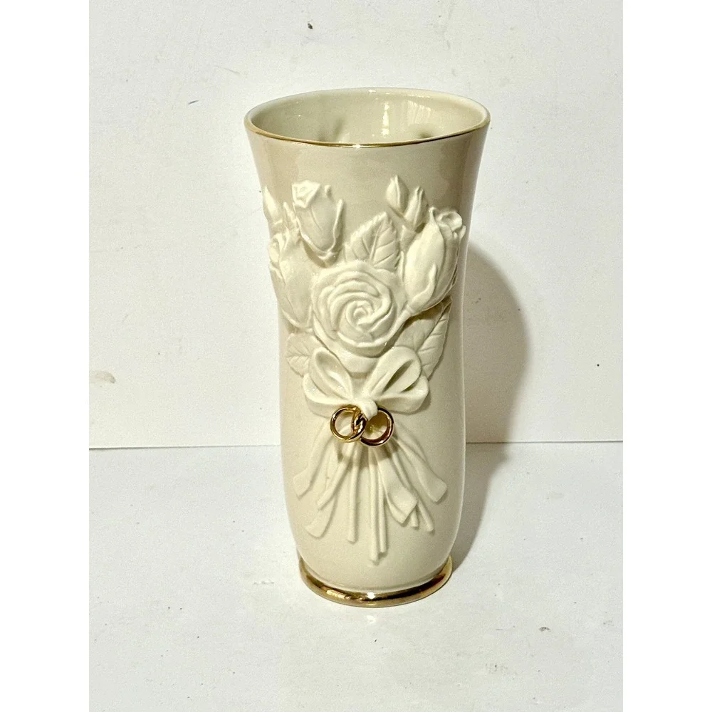 LENOX WEDDING VASE WITH ROSES AND GOLD RINGS DESIGN